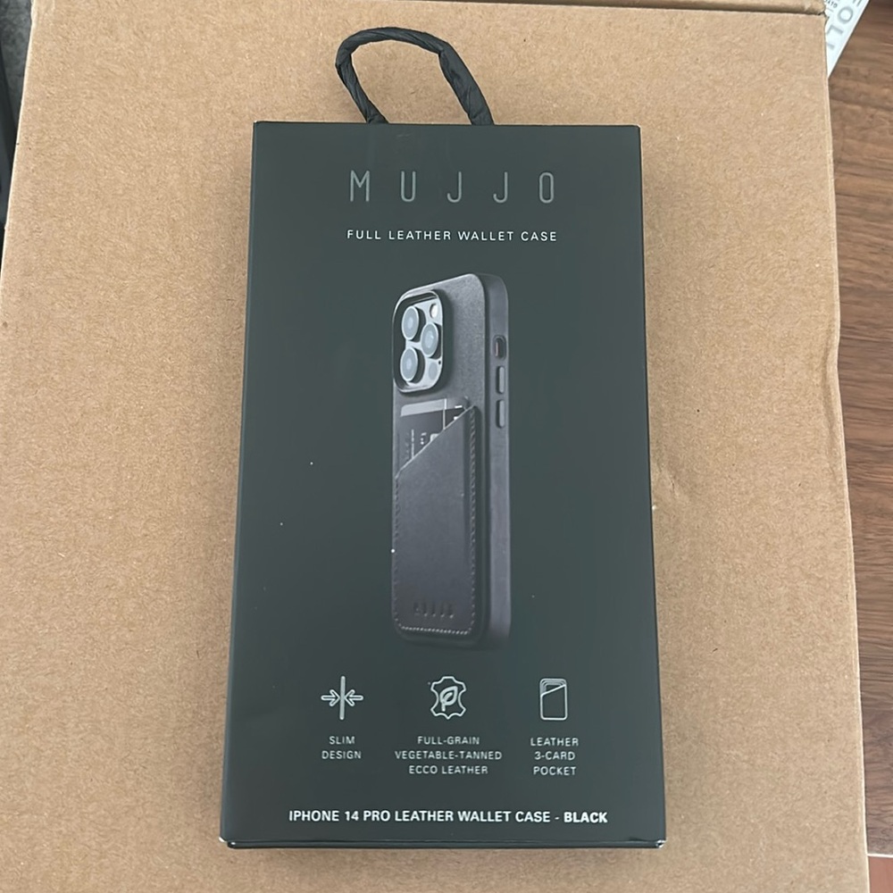 Mujjo iPhone 14 case